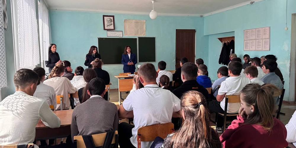 Прокурорские работники разъясняют школьникам основы правовой ответственности