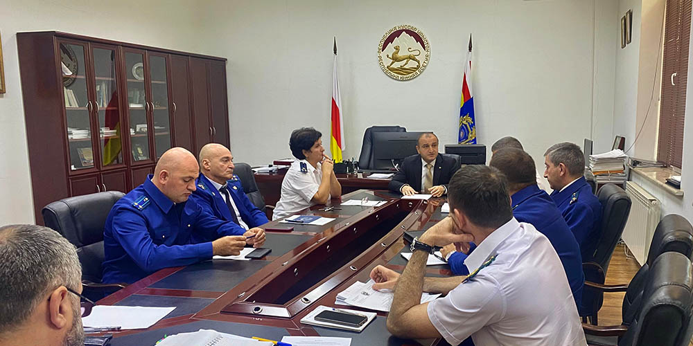 В Генеральной прокуратуре Республики Южная Осетия состоялось заседание коллегии Генеральной прокуратуры, посвященное итогам работы органов прокуратуры в первом полугодии и задачам по повышению эффективности прокурорской деятельности на второе полугодие 