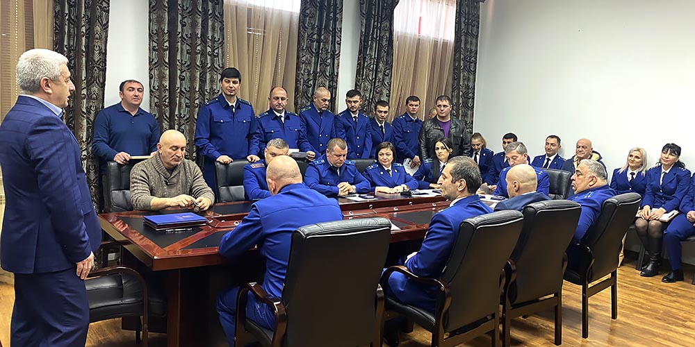 Исполняющий обязанности Генерального прокурора Республики Южная Осетия Сергей Битиев наградил наиболее отличившихся работников прокуратуры